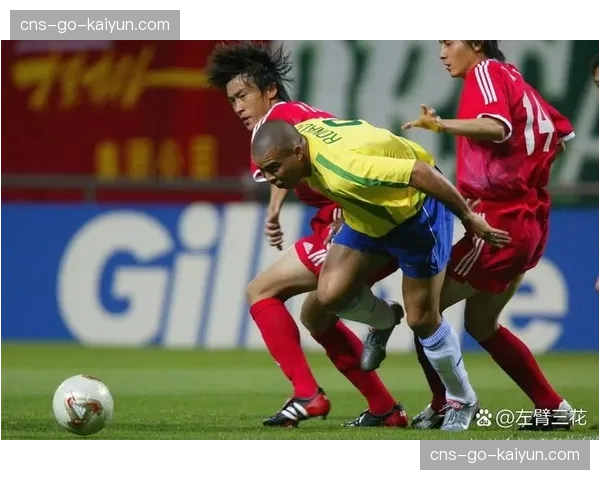 特写瞬间:韦世豪任意球破门后冲向角旗区,与远征球迷激情互动 特写瞬间:韦世豪任意球破门后冲向角旗区,与远征球迷激情互动