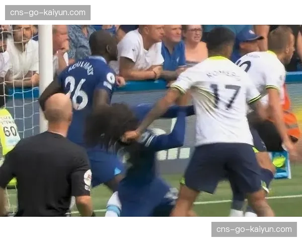 VAR争议再现：利桑德罗拉扯头发直红罚下，判罚尺度引热议